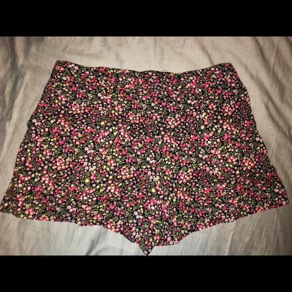 Floral Patterned Shorts - Picture 2 of 3